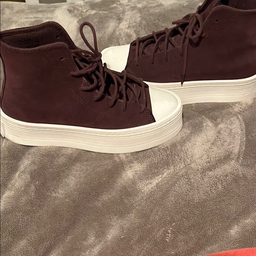 High-Top woman’s Sneakers in Burgundy